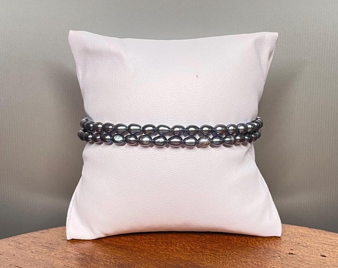 Antique and rare bracelet made of 3mm diameter grey pear-shaped baroque cultured pearls, 2 strands, 66 pearls in total, silver-plated metal clasp, 21cm