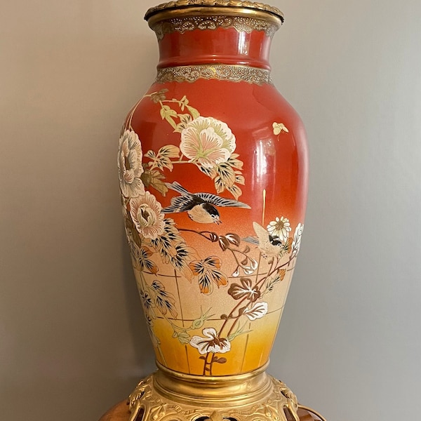 Ancien et rare vase japonais en porcelaine Satsuma et laiton monté en lampe décor fleuri pivoines, oiseaux couleur rouge et jaune 47 cm
