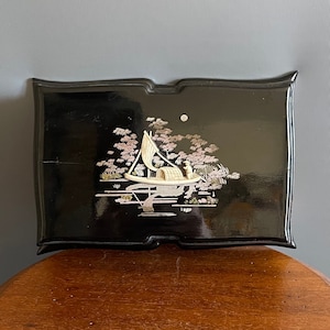 Oude en zeldzame Chinese doos sigarettendispenser in zwart gelakt hout en gesneden benen pagodedecor 39 sigaretten 20e eeuw