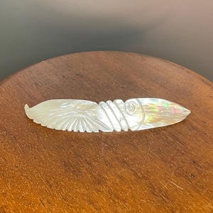 Abrecartas antiguo de nácar tahitiano, marcado con arte polinesio, abrecartas raro de 15 cm decorado con plumas, circa 1970
