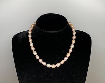 Old and rare necklace in pink cultured pearls pear shape 8 mm in diameter one row of 32 pearls silver metal clasp 21 cm