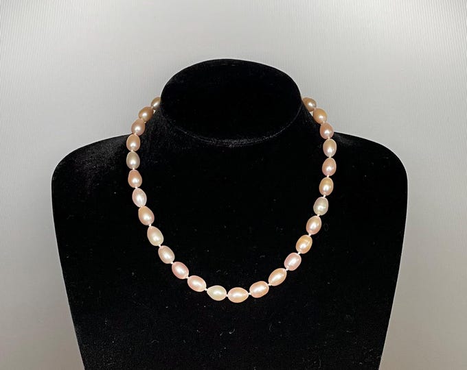 Antique and rare pear-shaped pink cultured pearl necklace, 8 mm in diameter, one strand of 32 pearls, silver-plated metal clasp, 21 cm