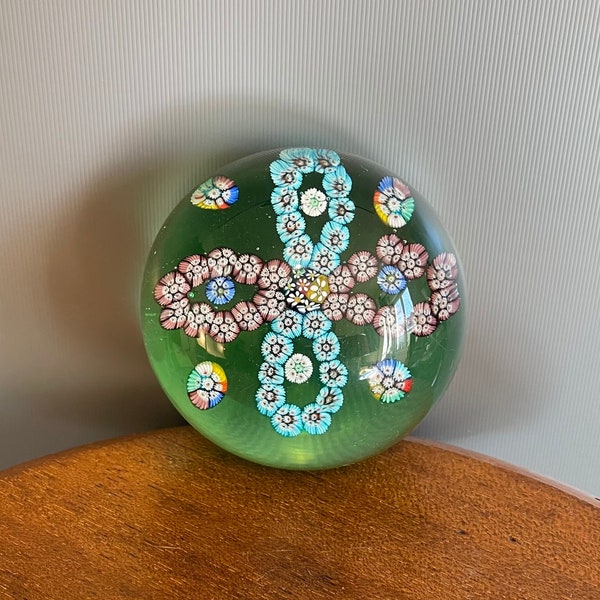 Ancien et rare sulfure ou presse papier en verre soufflé de Murano décor guirlande en croix millefiori polychrome cantonnée de bonbon