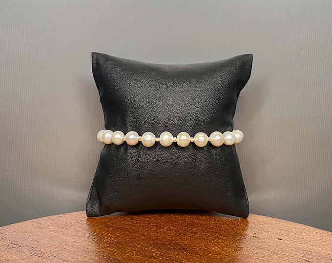 Antique and rare bracelet made of 6mm diameter white cultured pearls, single strand with 19 large pearls and 18 small pearls, silver-plated metal clasp, 20cm long
