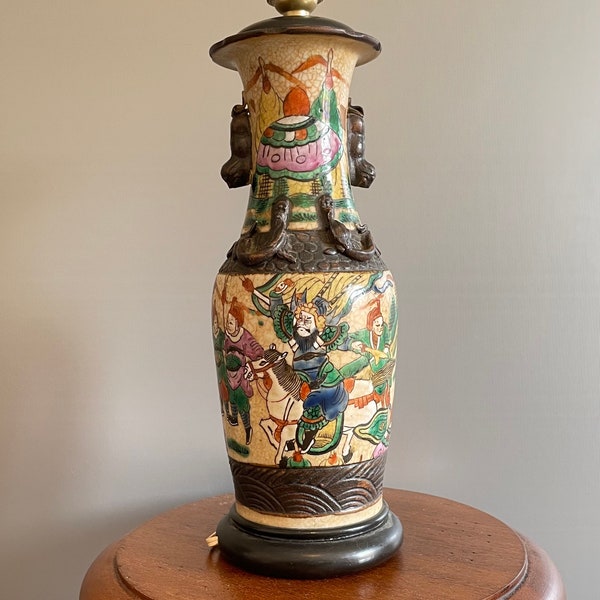 Ancien et rare vase Chinois en porcelaine de Canton Nankin monté en lampe décor scène bataille, dragons, chien de Fô XIX ième siècle 34 cm