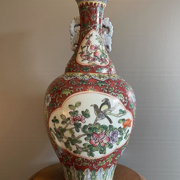 Ancien et rare vase Chinois en porcelaine décor fleuri et oiseaux polychrome dominance rouge signé 38,5 cm