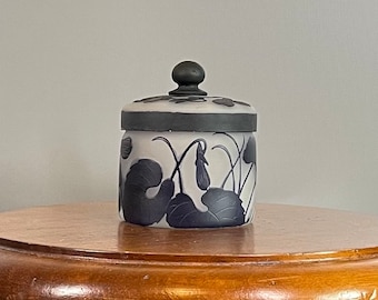 Ancien et rare boite frères Muller Lunéville pâte de verre dégagée à l'acide fleuri violette foncée art nouveau début XX ième siècle 9 cm