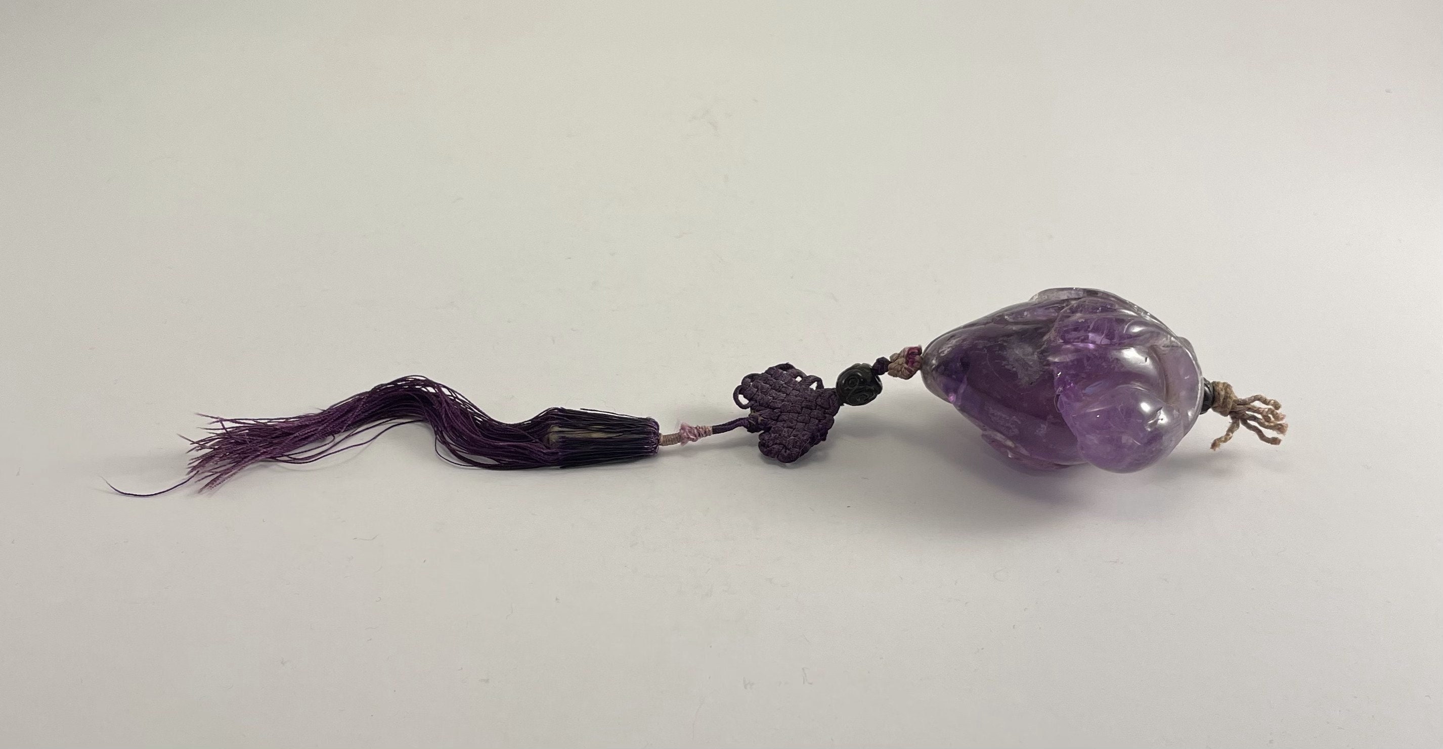 Ancien et Rare Amulette Chinoise Forme Pêche en Améthyste avec 2 Petites Perles Un Cœur Violet Brodé