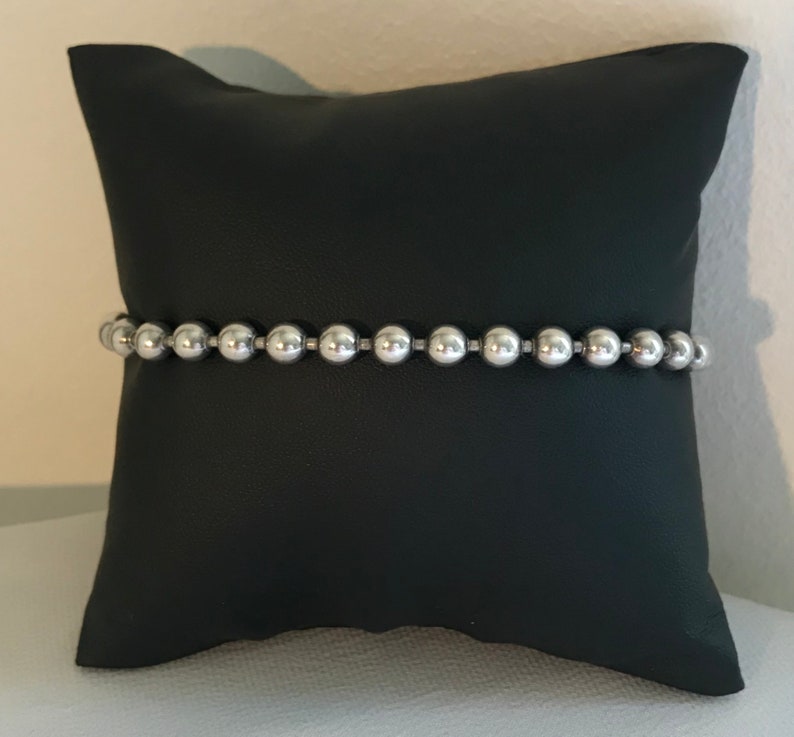 Silver pearl bracelet with 1909 medallion