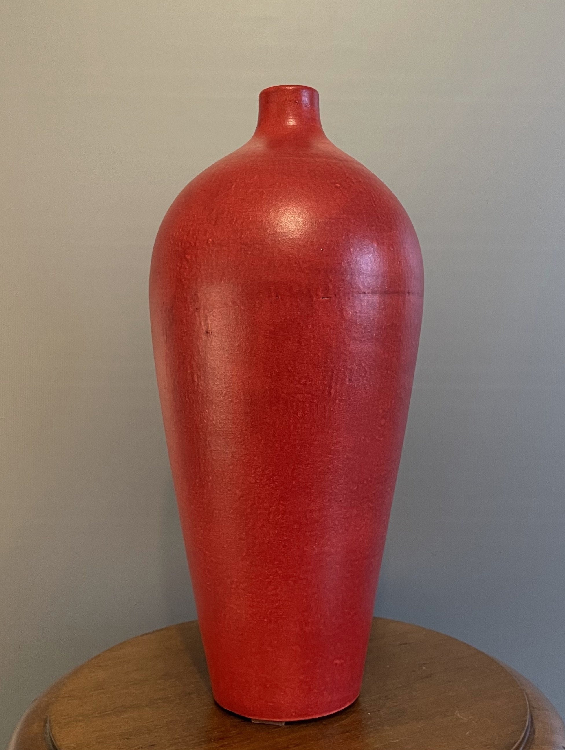 Ancien et Rare Vase en Forme de Boule sur Le Dessus Céramique Couleur Rouge avec Col Étroit