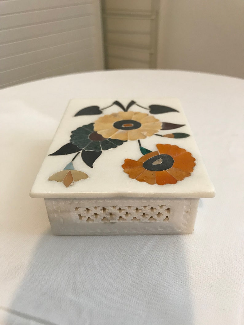 Indian box in white marble and semi-precious stones floral decor