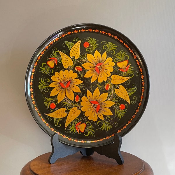 Ancien et rare plateau ou plat rond Russe de style laqué en plastique ou bakélite décor fleuri doré sur fond noir 27 cm