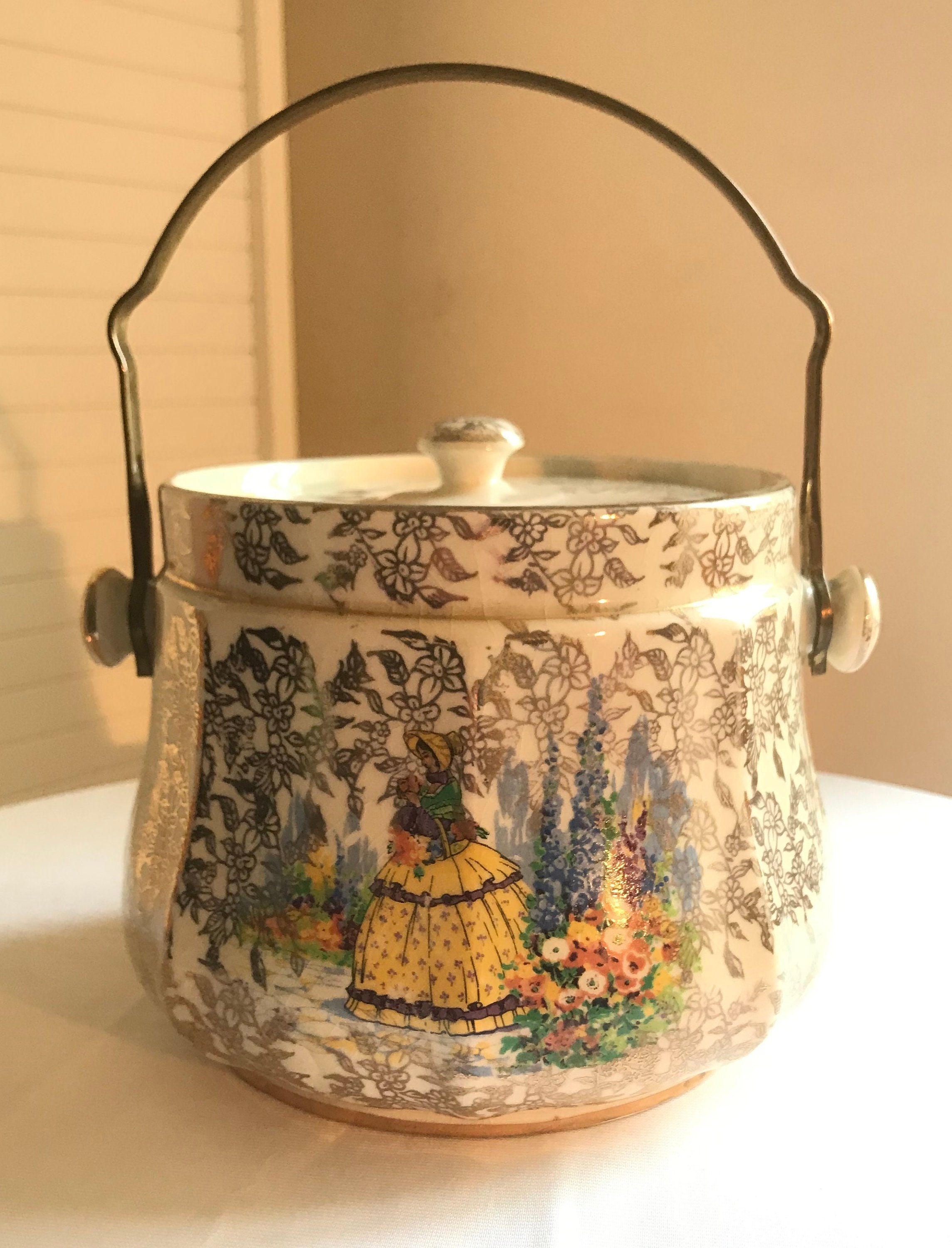 Ancien et Rare Pot à Biscuit Anglais en Porcelaine Décor Femme Cueillant Des Fleurs Dorure