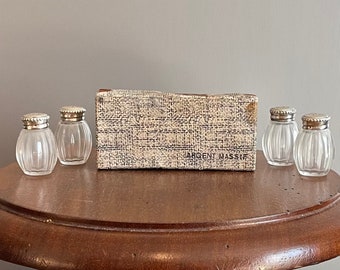 Antiguos y raros 4 pequeños saleros o pimenteros Christofle en vidrio y plata maciza con sello de orfebrería Christofle 4 cm
