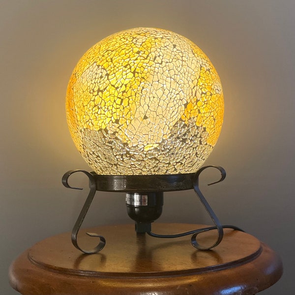 Ancien et rare lampe de table ou de chevet forme boule ou globe couleur ocre verre brisé avec support tripode noir or style année 1970 21 cm