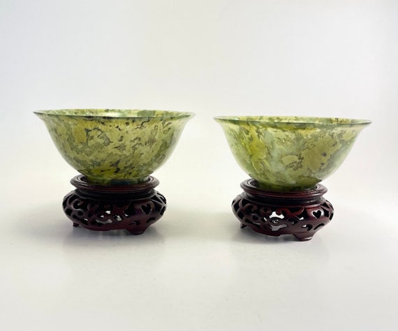 20世紀の、透かし彫りの茶色の木製台座が付いた、緑色の蛇紋石または