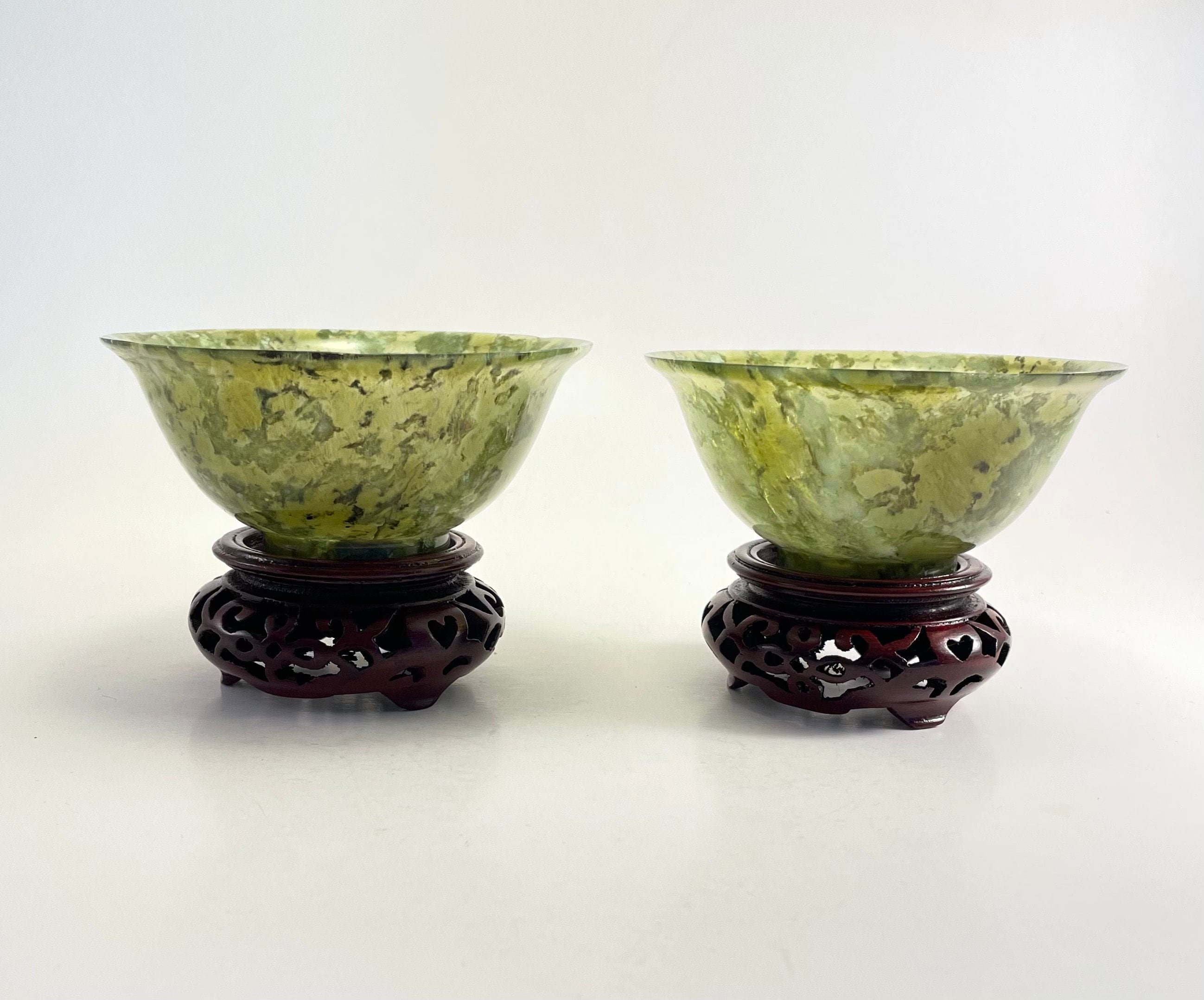 Ancien et Rare 2 Coupes ou Bols Chinois en Serpentine Jade Très Fine Verte avec Socles Bois Ajouré B