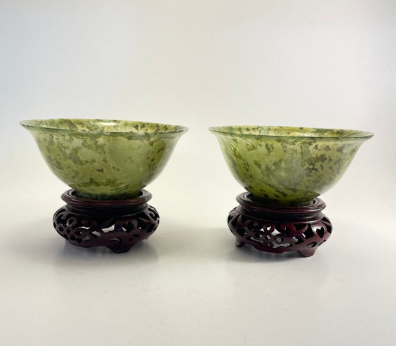 20世紀の、透かし彫りの茶色の木製台座が付いた、緑色の蛇紋石または