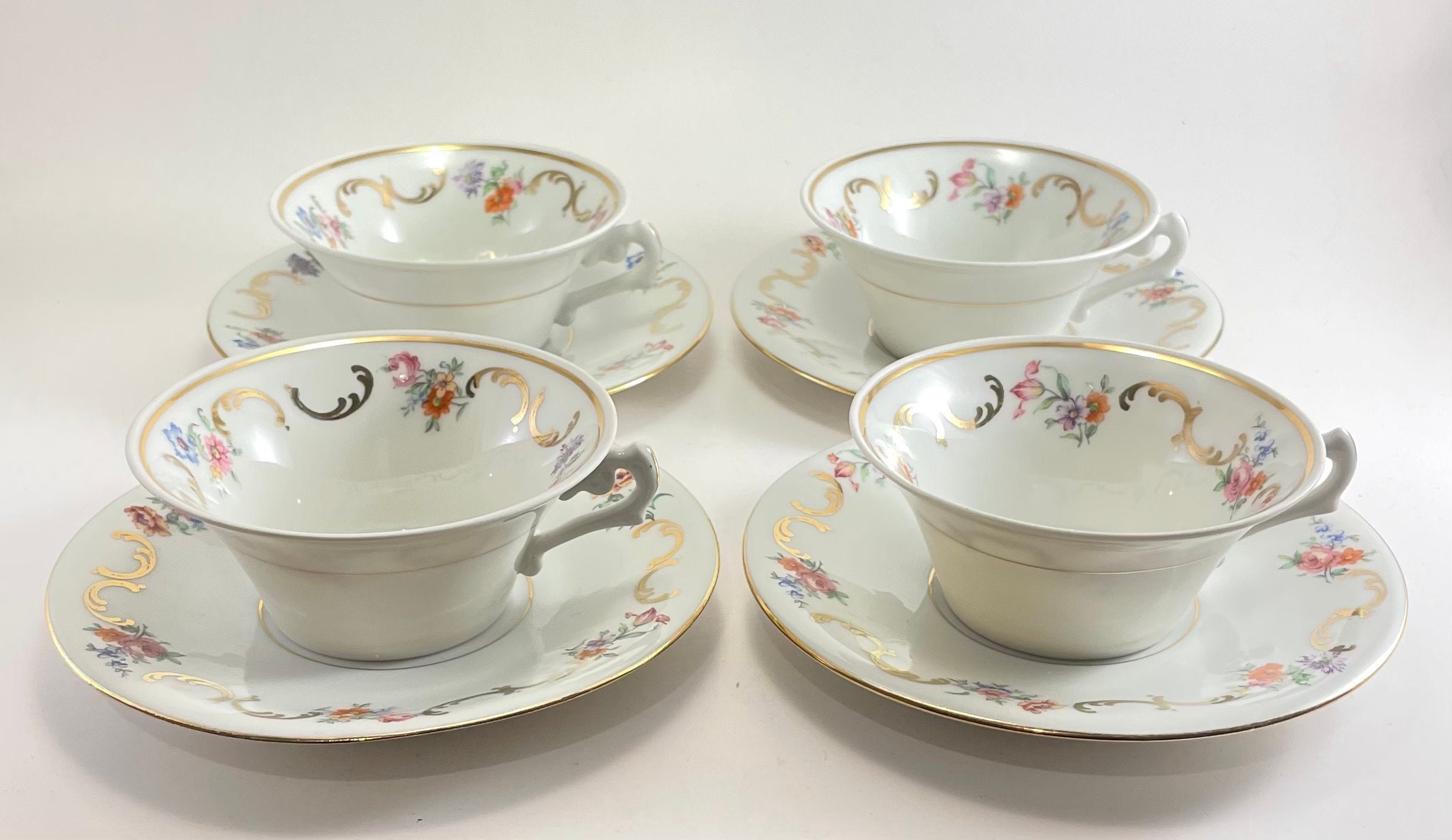 Ancien et Rare 4 Tasses à Café ou Thé avec Leurs Soucoupes Décor Fleuri Dorure en Porcelaine Fine de