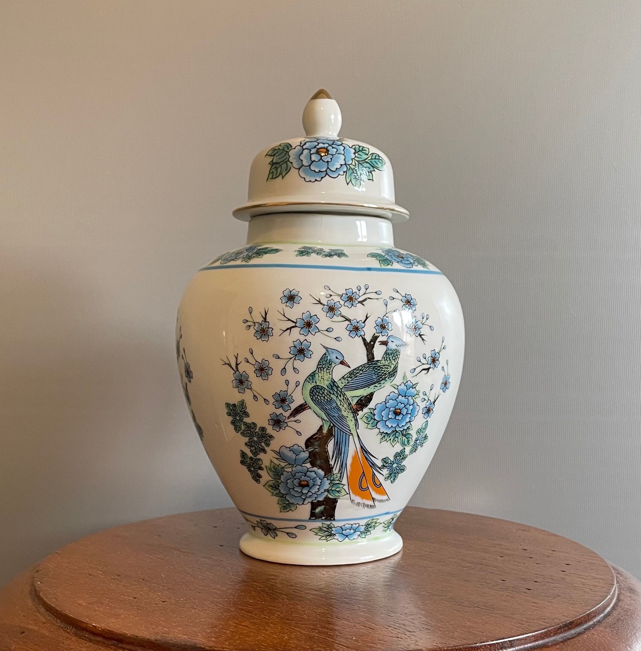 Ancien et Rare Pot Couvert en Porcelaine Chinoise Décor Oiseaux Lyre Fleur de Cerisier Signature Chi