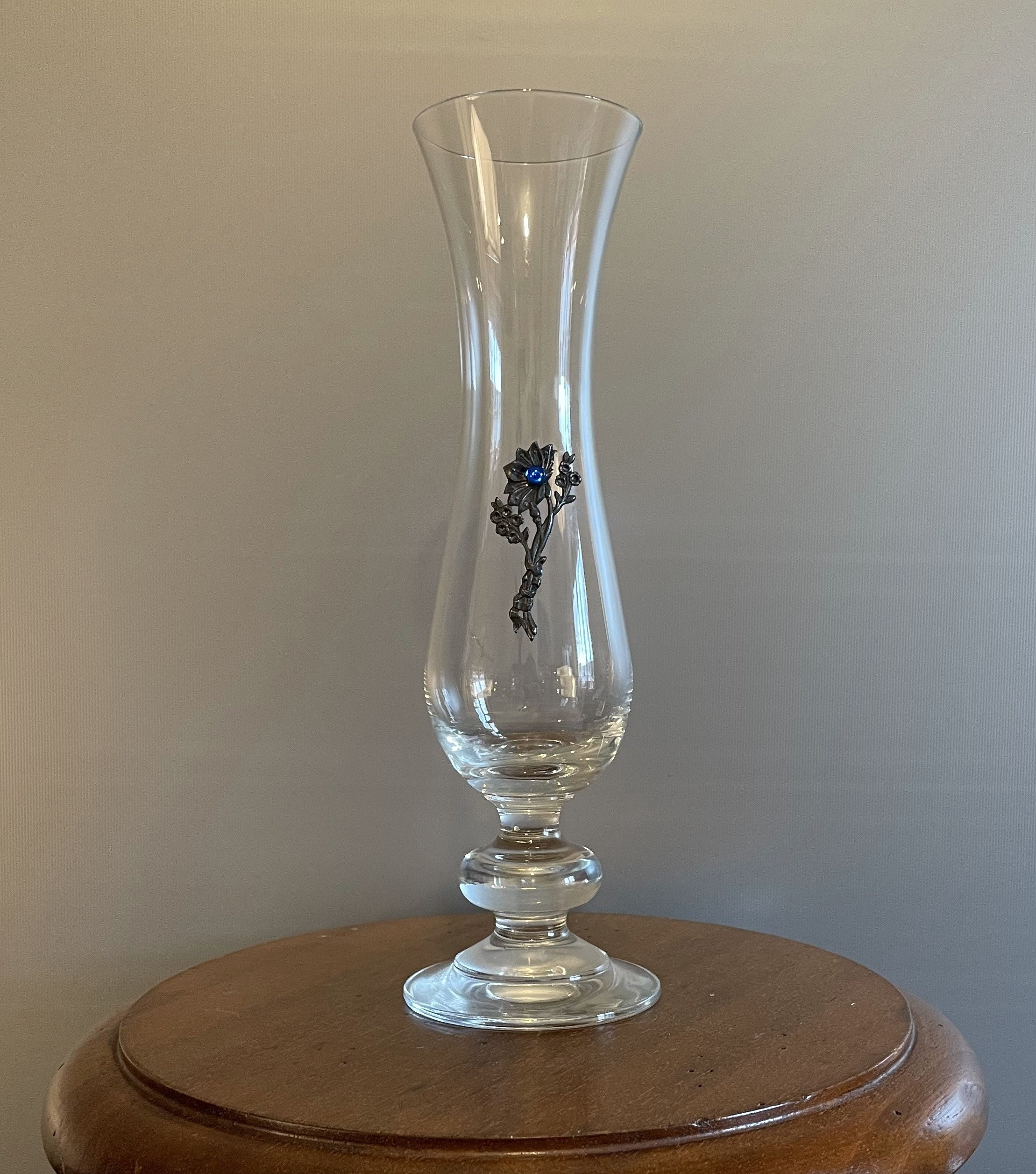 Ancien et Rare Vase en Verre avec Une Applique Étain à Décor de Fleur Perle Bleu