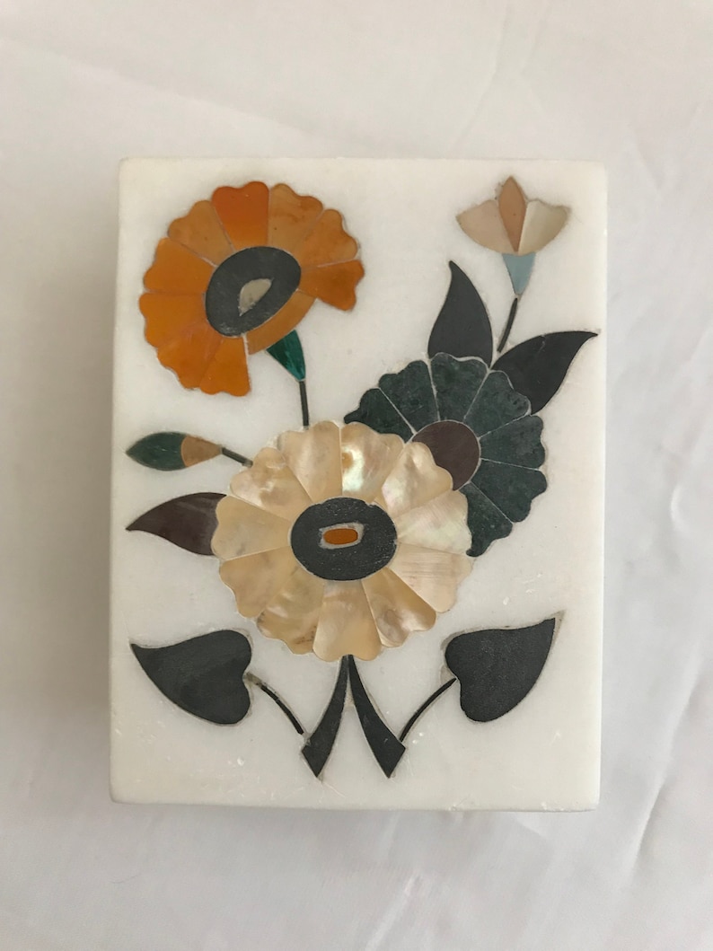 Indian box in white marble and semi-precious stones floral decor