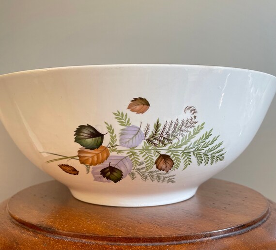 枯葉とシダの秋の装飾が施されたアンティークで珍しい陶器のサラダ