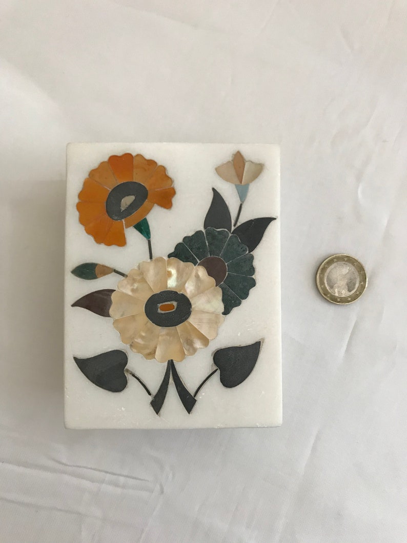 Indian box in white marble and semi-precious stones floral decor