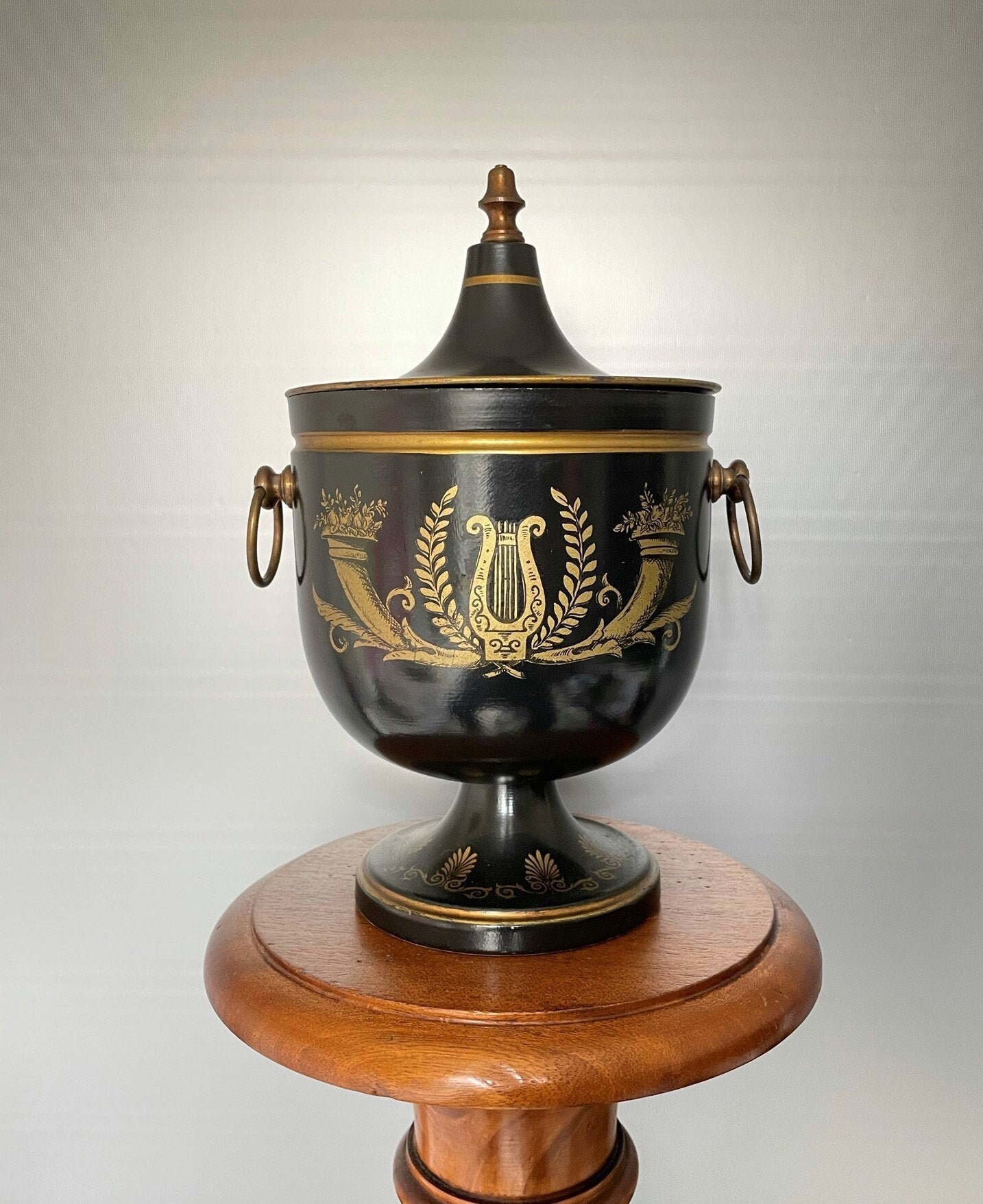 Ancien Et Rare Pot Couvert