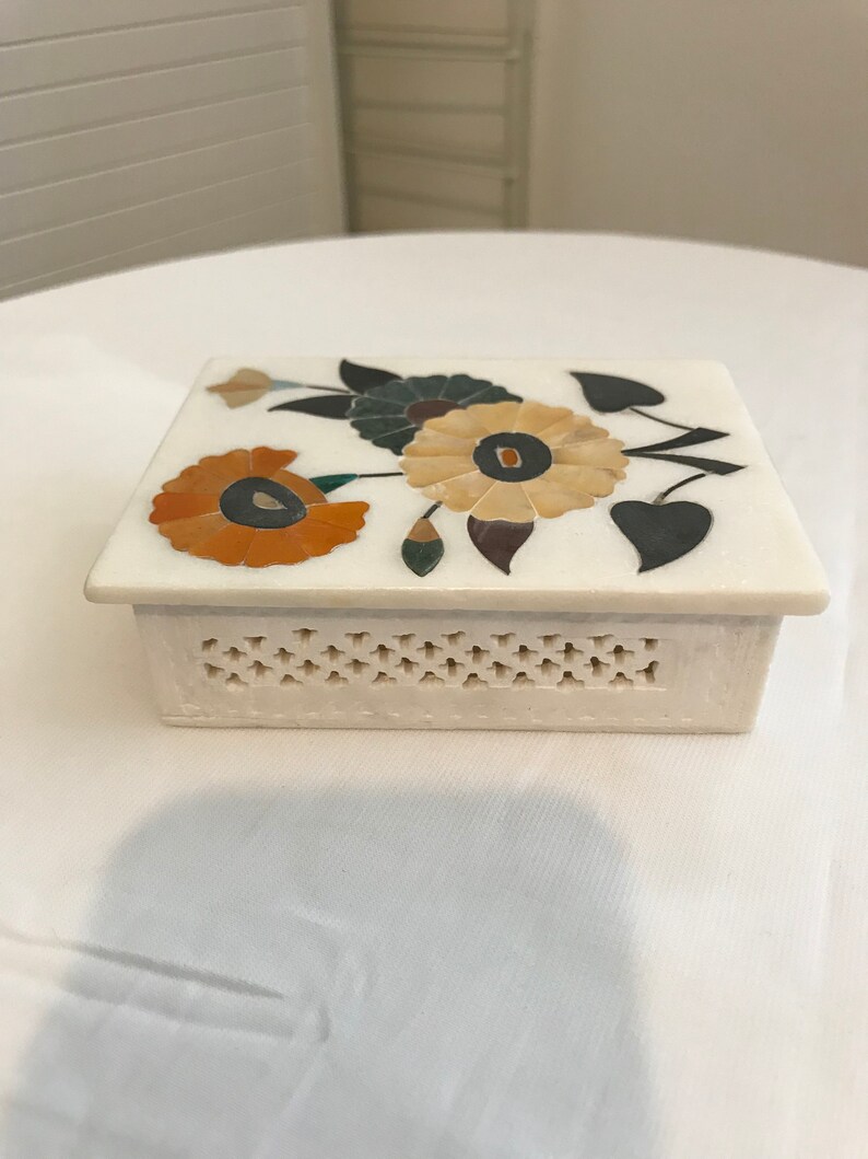 Indian box in white marble and semi-precious stones floral decor