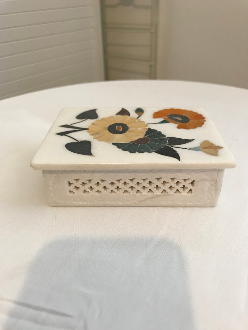 Indian box in white marble and semi-precious stones floral decor