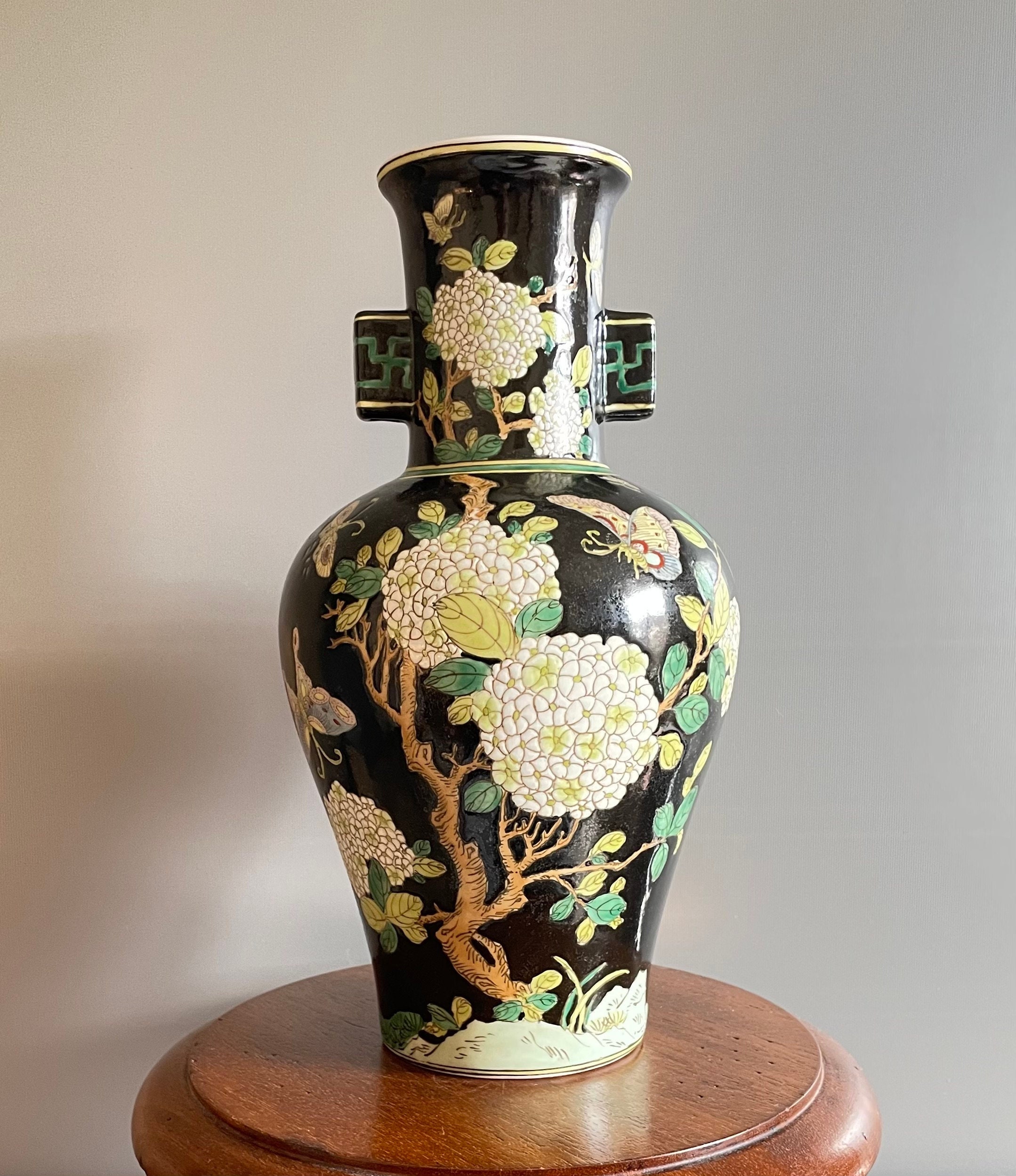 Ancien et Rare Vase Chinois en Céramique Décor Fleuri | Hydrangeas Blanche Papillons Polychromes Fon