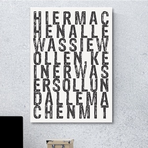 Canvasschilderij met humoristische tekst &quot;Hier doet iedereen wat hij wil... iedereen doet mee&quot; | Typo Print Muurdecoratie Woonkamer Hal