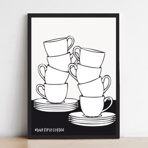Op de afbeelding: Zwart-witte illustratie van een stapel koffiekopjes met schoteltjes. De tekst "#but first coffee" staat onderaan de afbeelding.