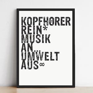 Könnte beinhalten: Schwarz-weißes Typografie-Druckbild mit dem Text "Kopfhörer rein* Musik an Umwelt aus ∞".