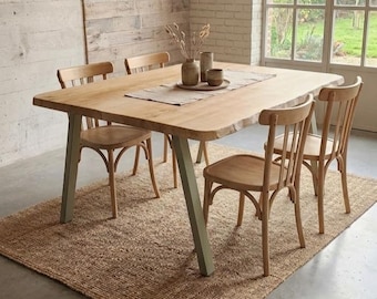 Magnífica mesa de comedor de madera maciza de fresno, patas de acero angulares, color verde provenzal.