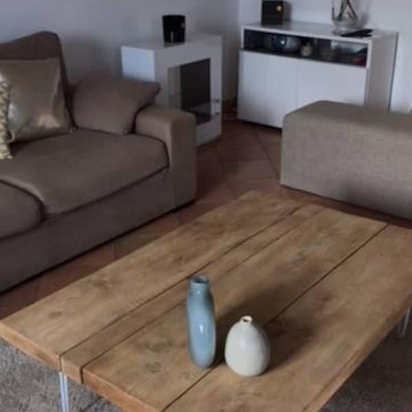 Table basse unique scandinave, bois massif, pieds blancs 100cms x 73cms