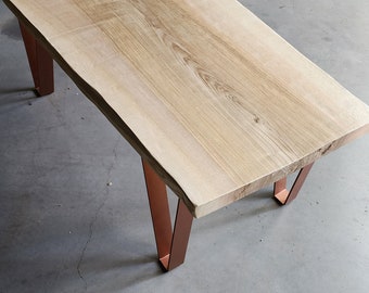 Table basse en frêne massif live edge, pieds finition cuivre