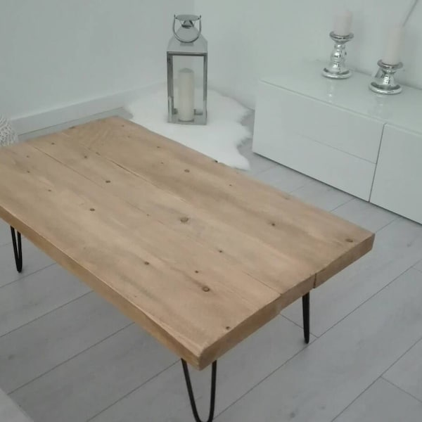 Table basse tendance, bois massif, ton clair, design moderne et cosy