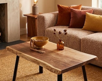 Mesa de centro de roble macizo con bordes naturales y patas de acero negro.