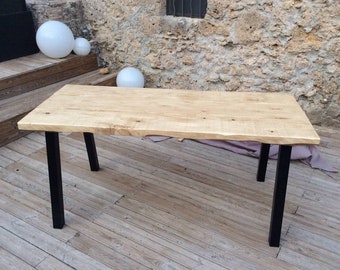 Table à manger superbe, bois protégé avec un esprit brut, pieds acier, inclinés