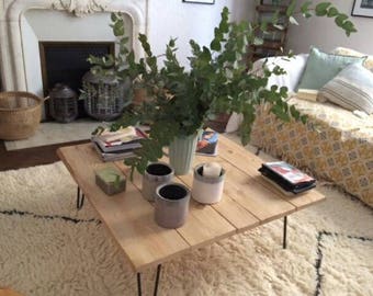Table basse carrée, style et design contemporain. Pieds en acier