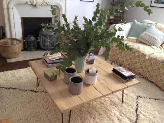 Table basse carrée, style et design contemporain. Pieds en acier