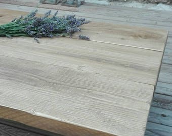 Magnifique table basse, en bois massif ton clair légèrement grisé, pieds blancs