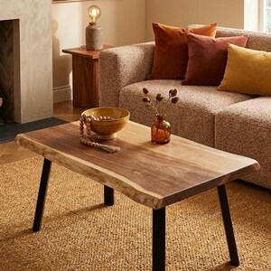 Table basse en chêne massif, bords naturels, pieds acier noir