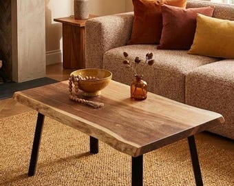 Table basse en chêne massif, bords naturels, pieds acier noir