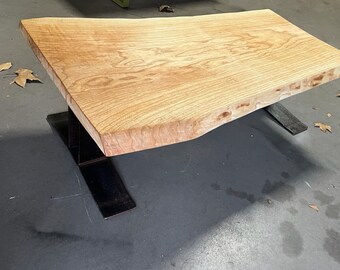 Table basse en bois entier unique et pieds en IPN finition brut brillante