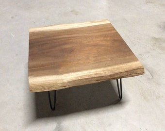 Whole wood coffee table in 1 single old boards not delignėe on legs pins matte black finish