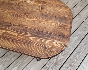 Table basse esprit scandinave vintage, forme gelule, création unique.