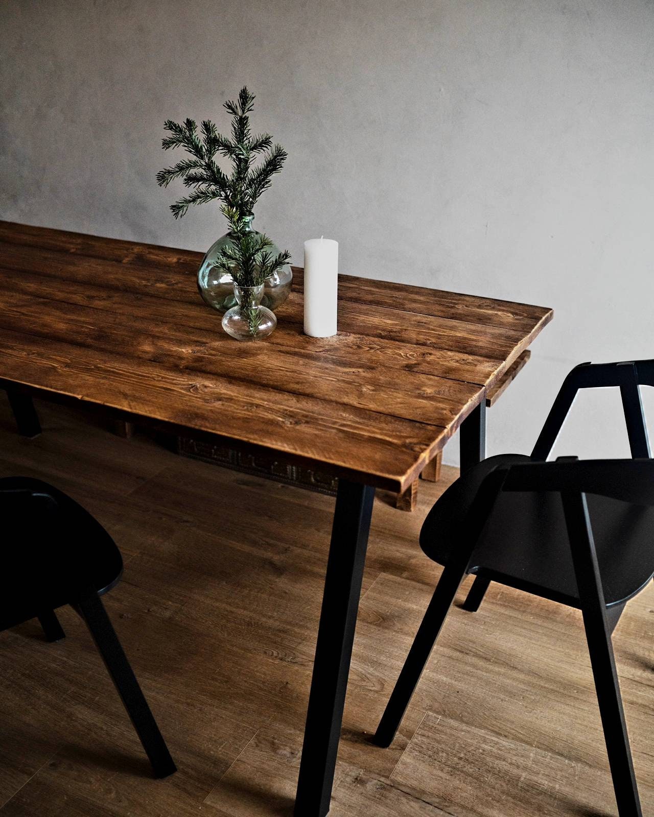 Table à Manger Superbe, Bois Protégé avec Un Esprit Brut, Pieds Acier, Inclinés